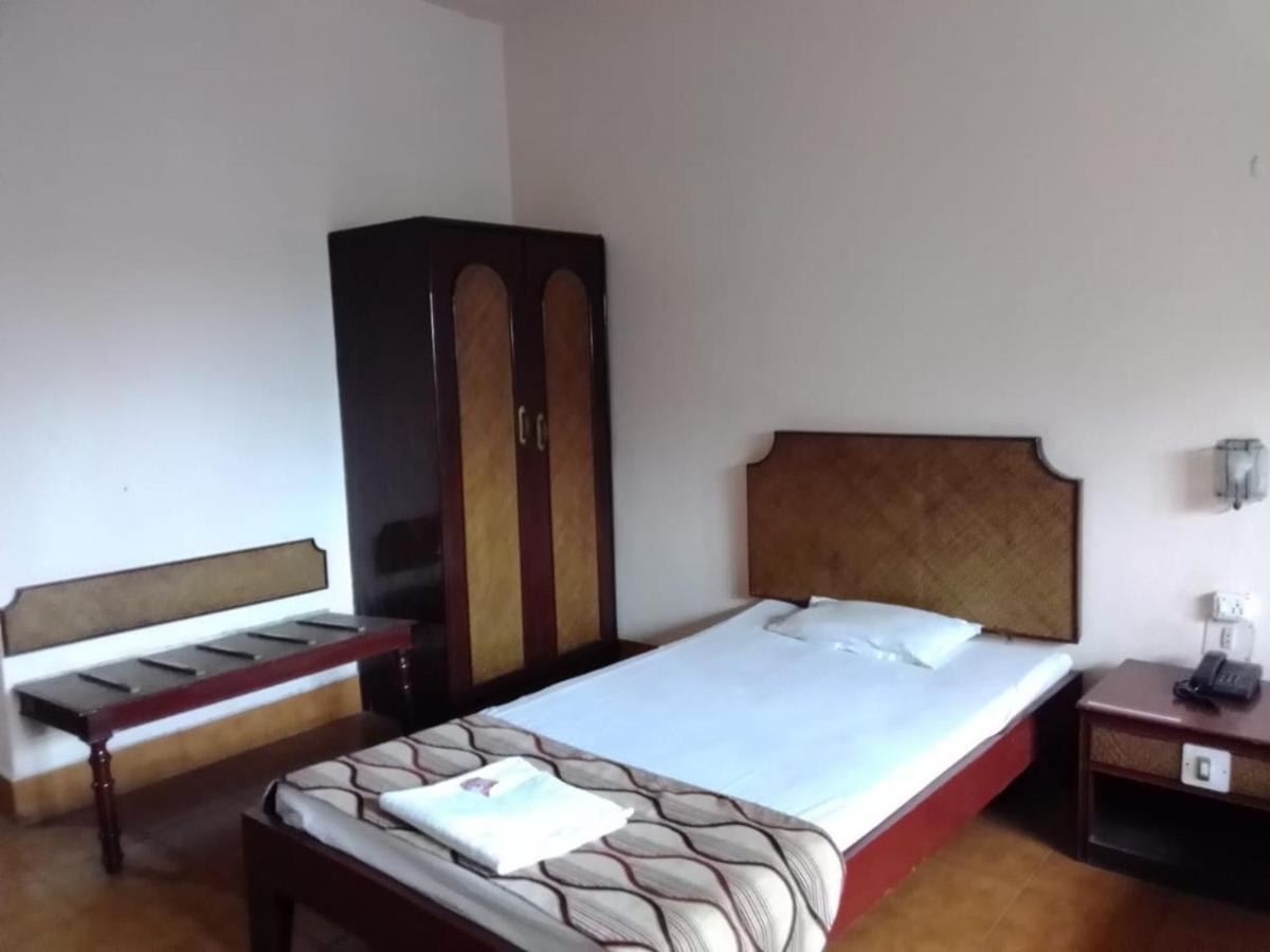 Hotel Indsurya Дібругарх Екстер'єр фото